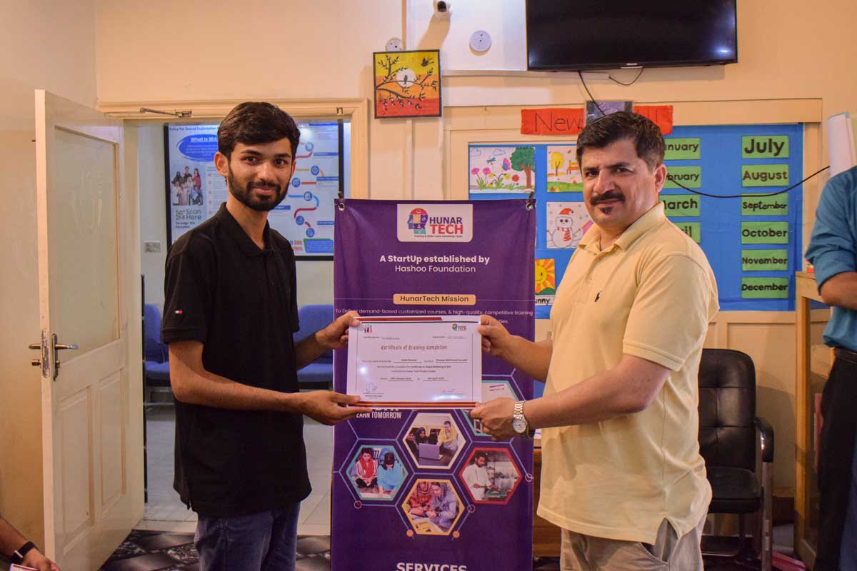 Digital marketing and SEO take their course certificate after completed their Digital Marketing & SEO course in Rawalpindi