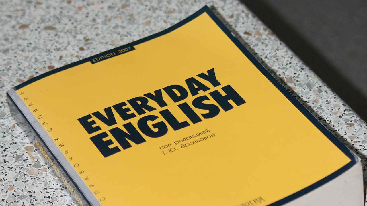 Learn-English-Language an image showing a book wrtitten everday english in front side